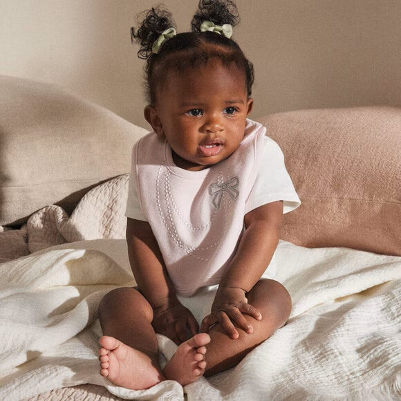 Pearls Baby Bib BNWT - Picture 2 of 3